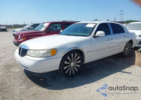 1999 Lincoln Town Car Signature из США, поврежденный, VIN 1LNHM82W6XY612217